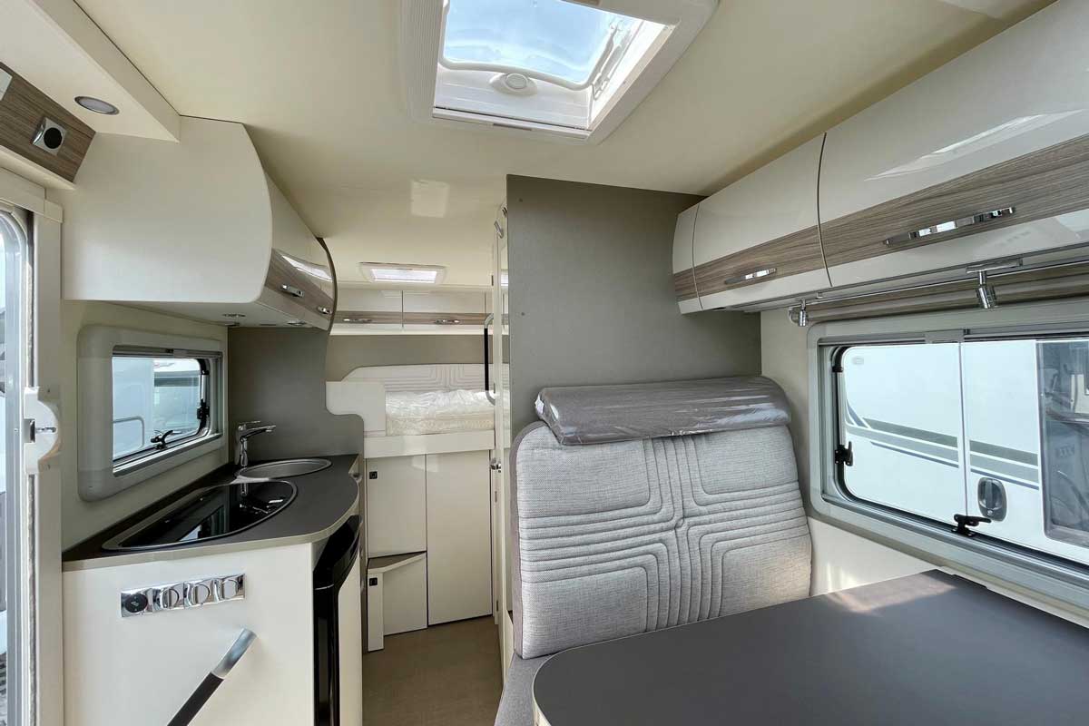 Travel Van T 590 G interior kitchen Caravan Liebe in Leipzig